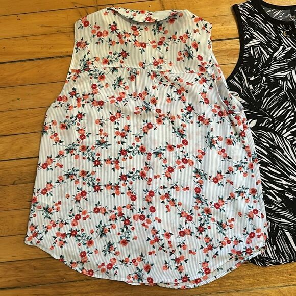 Bundle of Three Women’s Assorted Sleeveless Tank Tops and Blouses Size Small - Picture 7 of 10